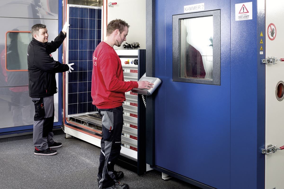 Komora klimatyczna, w której kontroluje się panele solarne Jakość systemów PV